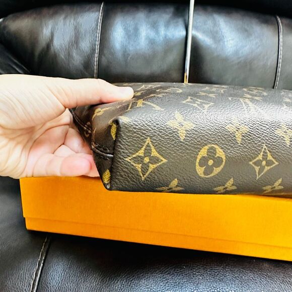 Louis Vuitton Carry It Tote - Picture 7 of 15